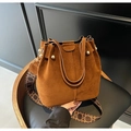 Bolso tipo cubo de ante marrón con tachuelas doradas y correa ancha tejida a cuadros - 356 Marrón