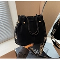 Bolso tipo cubo en negro mate con una moderna correa ancha a cuadros blancos y negros - 356 Negro