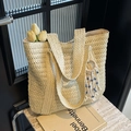 Beigefarbene gewebte Stroh-Shopper-Tasche mit breiten Trägern und bösem Blick Anhänger - Cremeweiß