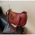 Dettaglio della borsa a tracolla in pelle bordeaux con abaco decorativo e nodo - Rosso Vino Con Pendente