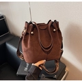 Bolso cubo de gamuza marrón oscuro con una correa ancha de tejido geométrico retro - 356 Café