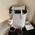 Détail du sac seau en cuir PU bleu clair avec charm ours en peluche et bandoulière - Bleu