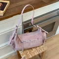 Détail du sac à bandoulière en suédine rose avec zips à pompons et boucles argentées - Rose