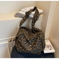 Detailaufnahme der Tragetasche mit Leopardenmuster und verstellbarem schwarzen Schultergurt - Leopardenbraun