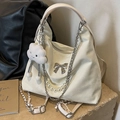 Grand sac cabas blanc crème avec nœud argenté et bandoulière en chaîne - Blanc Cassé Avec Pendentif