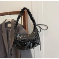 Dettaglio della borsa nera lucida con fiocco decorativo e manico arricciato retrò - Taglia unica / Nero