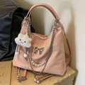Sac hobo rose en daim avec nœud métallique, chaîne de perles et charm nuage doux - Rose Avec Pendentif