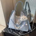 Sac fourre-tout bleu clair avec chaîne argentée, perles et porte-clé nuage mignon - Bleu avec pendentif