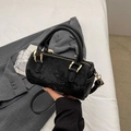 Sac Boston femme en cuir noir texturé avec finitions dorées et bandoulière chic - Noir sans Pendentif