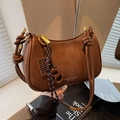 Elegante borsa a mezzaluna in pelle marrone con tracolla a nodo e ciondolo abaco - Marrone con ciondolo