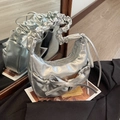 Silberne Metallic-Halbmondtasche mit gerafftem Griff und stilvollem Schleifendetail - Silber