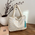 Elegante weiße Satin-Einkaufstasche mit goldener Stickerei und grünem Quasten - Creme Gold Landschaft Brokat Stil (6195494558556)