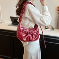 Schultertasche in Burgund mit großer Schleife und glänzendem Falten-Design - Rot