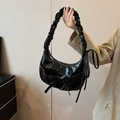Glänzende schwarze Hobo-Tasche mit Wolkenfalten-Griff und seitlichem Schleifen-Detail - Schwarz