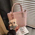 Sac seau rose minimaliste en cuir avec breloque ours et bandoulière amovible - Rose