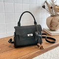 Borsa a tracolla nera alla moda con design patchwork grigio e ciondolo a cuore - Nero con ciondolo