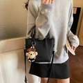 Elegante borsa a secchiello in pelle nera martellata con ciondolo a orso e perle - Nero con ciondolo