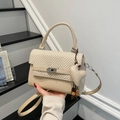 Borsa a tracolla beige e marrone intrecciata con ciondolo a cuore e perle in legno - Cachi con Pendente