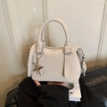 Borsa a mano Boston minimalista color crema con ciondolo a stella argento e doppie cinghie - Con Ciondolo / Bianco Sporco