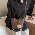 Borsa a secchiello in pelle marrone scuro con manico e ciondolo a forma di orsetto - Caffè con Ciondolo