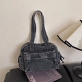 Borsa a spalla minimalista in denim grigio scuro vintage con tasche e tracolla larga - Nero