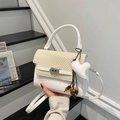 Borsa a tracolla in pelle bianca con patta in paglia gialla e ciondolo a cuore - Bianco con ciondolo