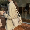 Borsa a secchiello bianco crema in pelle martellata con ciondolo a forma di orsetto - Beige Con Ciondolo