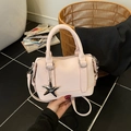 Sac à main Boston rose clair minimaliste avec breloque étoile et bandoulière amovible - Avec Pendentif / Rose