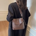 Bolso saco retro marrón con patrón de lichi y correa de hombro ancha para mujer - café