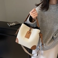 Bolso cubo retro blanco crema con ribete marrón y correa ancha de tela estilo vintage - Blanco Roto