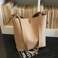 Sac fourre-tout beige en similicuir avec texture litchi et fermoir tournant doré - Abricot