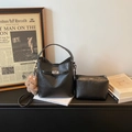 Sac seau en cuir noir avec fermoir rotatif argenté et pendentif ours en peluche - Noir Avec Pendentif