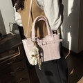 Borsa a secchiello rosa pallido in pelle opaca con ciondolo a forma di orsetto - Rosa