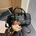 Elegante borsa Boston nera in pelle martellata con ciondolo a cucciolo e tracolla - Nero con ciondolo