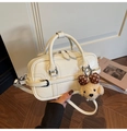 Borsa Boston color crema con doppi manici, tracolla e un simpatico ciondolo a cucciolo - Bianco con ciondolo