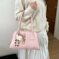 Roze kunstlederen okseltas met pluche hanger en kralenriem voor dames mode stijl - Roze met hanger