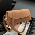 Borsa a tracolla quadrata in pelle scamosciata marrone con scritte dorate e cinturino - Marrone