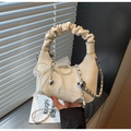 Detail der cremefarbenen Tasche mit Karomuster, Spitzenschleife und Bärenstickerei - Cremeweiß Mit Anhänger