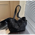 Dettaglio della borsa tote in tela nera con motivo a stelle e fiocco decorativo - Nero
