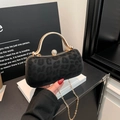 Elegante borsa pochette leopardata nera con manico dorato e chiusura a sfera di strass - Nero