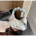 Detailansicht der blau-weiß karierten Tasche mit Rüschengriff und Perlen-Anhänger - Blau mit Anhänger