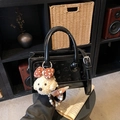Glänzende schwarze quadratische Handtasche mit Prägung, Hundeanhänger und Perlengurt - Mit Anhänger / Schwarz