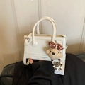 Cremeweiße quadratische Handtasche mit Cartoon-Welpen-Prägung und Bärenanhänger - Mit Anhänger / Gebrochenes Weiß