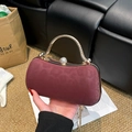 Elegante borsa da sera in camoscio bordeaux con manico dorato e fibbia con diamanti - Rosso