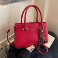 Sac à main classique en similicuir rouge avec boucle dorée et bandoulière réglable - Rouge Vin Avec Pendentif