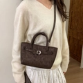 Dunkelbraune Leder-Handtasche mit silberner Schnalle und schmalem Schultergurt - Braun