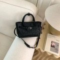 Sac à main noir minimaliste en cuir mat avec boucle argentée et bandoulière réglable - Noir