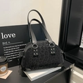 Borsa a tracolla leopardata nera con rivetti argentati e tasche laterali dal design moderno - Nero