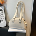Borsa a spalla Boston bianco sporco con borchie argentate e doppi spallacci lunghi - Bianco