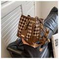 Bolso saco vintage de pata de gallo con cuero marrón y un lindo colgante de conejo - Café con Colgante